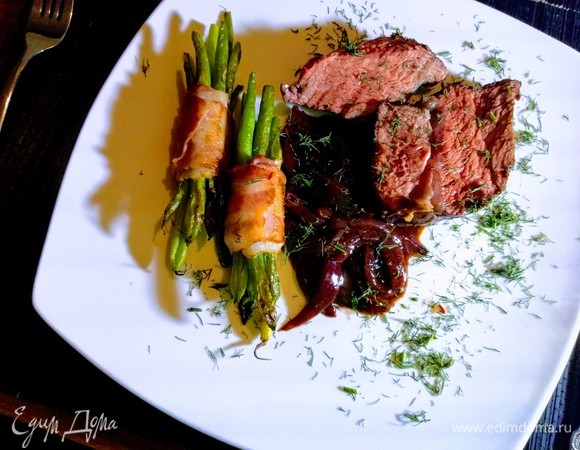 Для соуса в той же сковороде, где обжаривалось мясо, обжарить красный лук, нарезанный дольками. Добавить бальзамический уксус, выпарить в течение полминуты и влить вино, бульон (у меня говяжий). Уварить соус до трети исходного объема. Посолить, поперчить, добавить мармелад, соус чили и веточки тимьяна. В конце загустить холодным сливочным маслом.