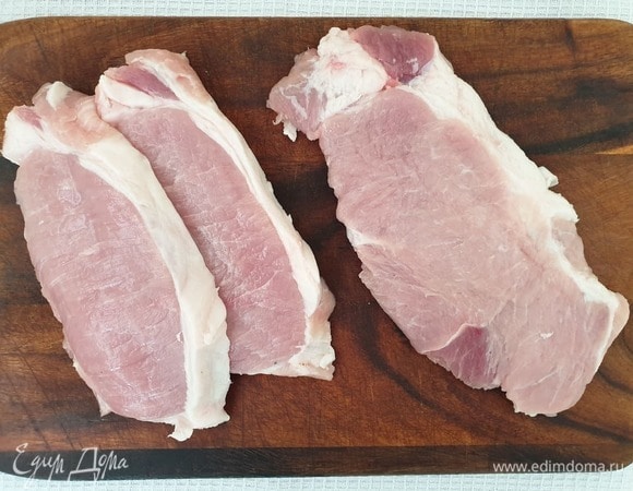 Свинину нарезаем толщиной 0,5–0,7 см. Хорошо отбиваем.