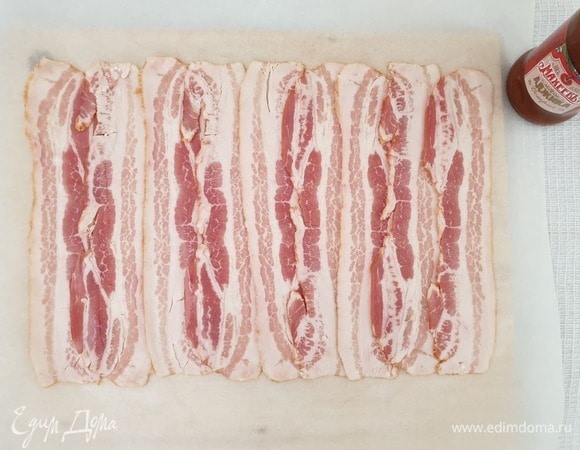 Сырокопченый бекон выкладываем на лист пергамента.