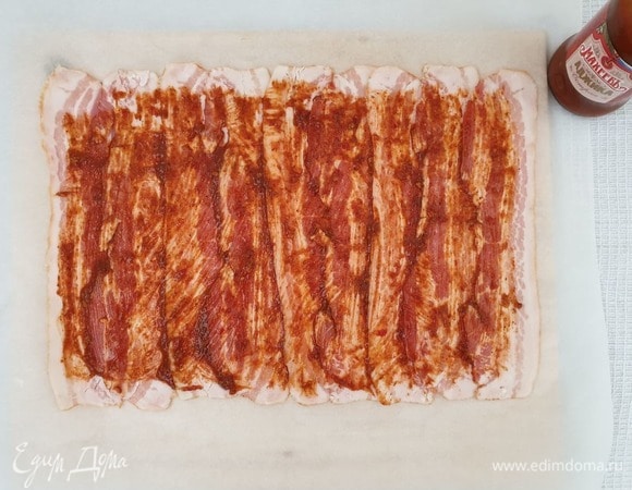 Смазываем бекон 2 ст. л. острой аджики ТМ «Махеевъ».