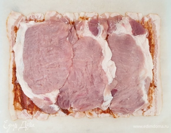 Выкладываем отбитые кусочки свинины.