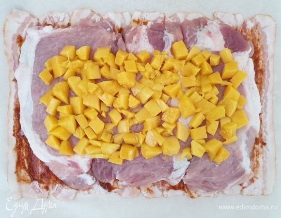 На свинину выкладываем нарезанное кубиками свежее манго.