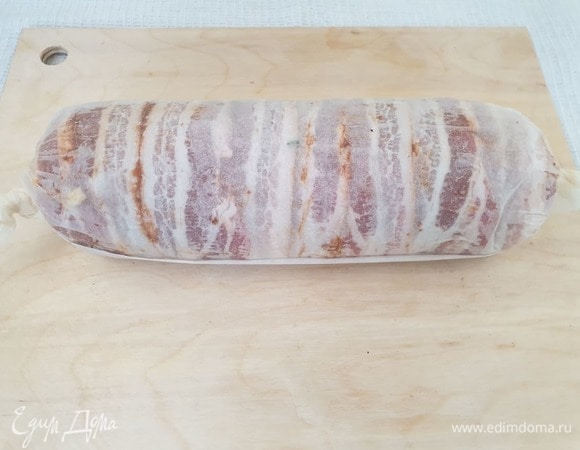 С помощью пергамента сворачиваем рулет.