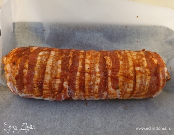 Рулет смазываем 2 ст. л. острой аджики ТМ «Махеевъ». Запекаем рулет в разогретой до 200⁰С духовке в течение 30–35 минут.