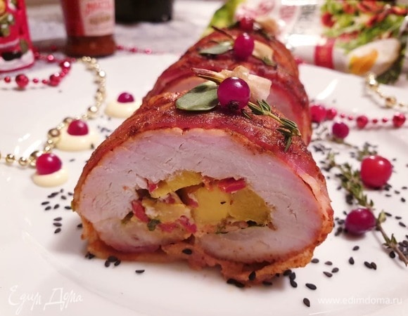 Готовый рулет нарезаем порционными кусочками и подаем на стол.