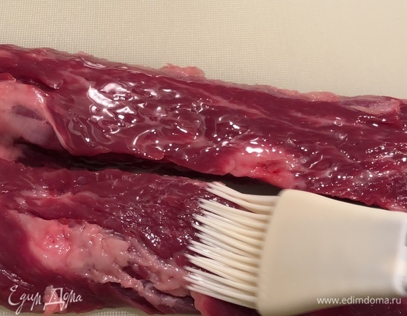 Стейки промокнуть бумажным полотенцем и с обеих сторон смазать оливковым маслом! Не солить и не перчить!