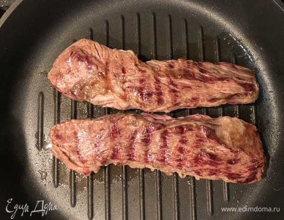 Хорошо разогреть сковороду-гриль. Для прожарки Medium держать на сковороде по 2 минуты с каждой стороны, затем дать отдохнуть мясу. Вскипятить подсоленную воду, отварить брокколи в течение 5 минут, воду сразу слить, чтобы не переготовить!