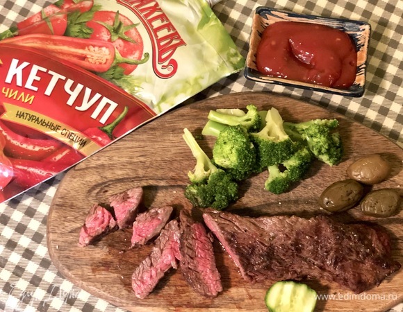 Затем посолить и поперчить, я считаю для хорошего мяса этих приправ более, чем достаточно. Обязательно подавать кетчуп к мясу, сегодня — кетчуп ТМ «МахеевЪ».