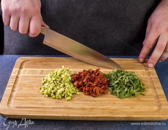 Помидоры и авокадо мелко нарежьте, кинзу нашинкуйте.
