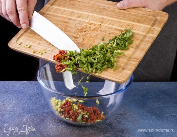 Выложите в глубокую чашу. 