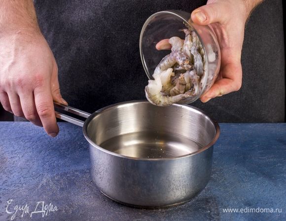 Отварите очищенные креветки в небольшом количестве подсоленной воды до готовности.