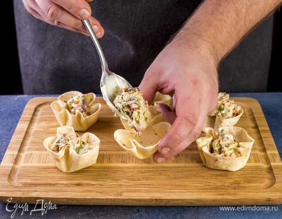 Готовую начинку выложите в запеченные тортильи.