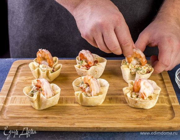 Сверху выложите креветки.