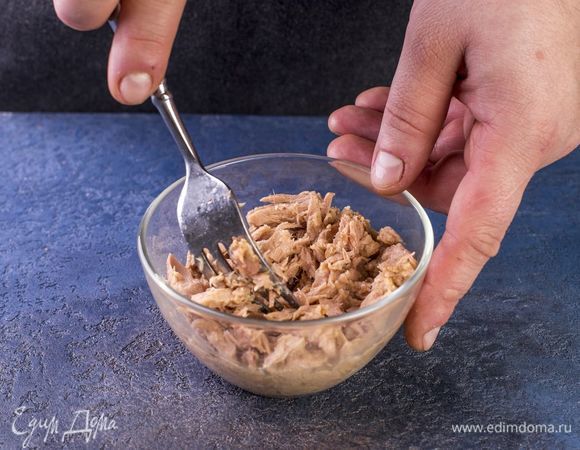 Вилкой разомните мякоть тунца.