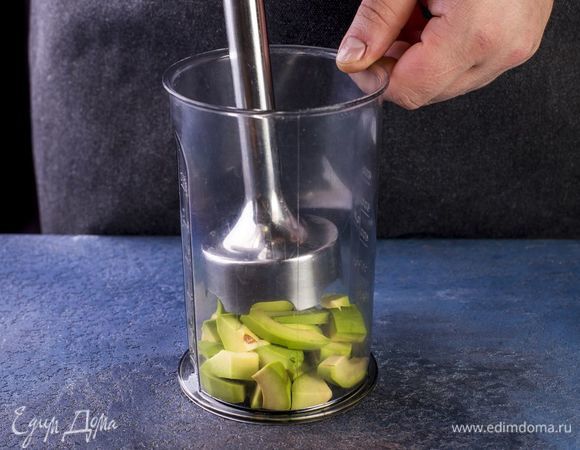 Авокадо очистите от кожуры и косточки, пробейте блендером в пюре.