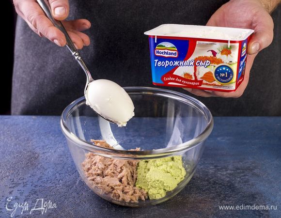 Смешайте тунца, авокадо и творожный сыр Hochland «Для кулинарии».