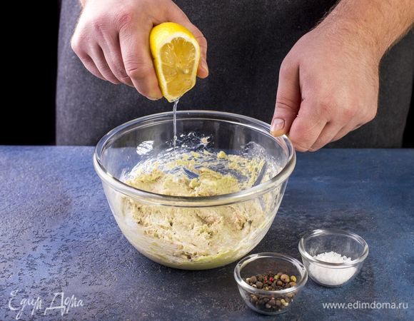 Полученную массу посолите, поперчите и заправьте лимонным соком.