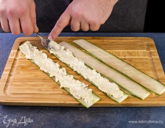 На каждую полоску выложите немного начинки.