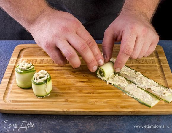 Сверните рулетик и перевяжите посередине пером лука.