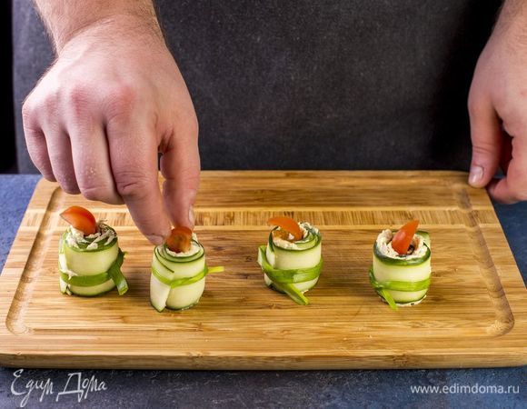 Украсьте ломтиком черри.