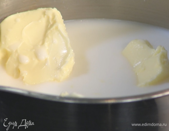 В сотейник влить воду и 125 мл молока, добавить мягкое сливочное масло, сахар, соль. Перемешать, довести до кипения.  