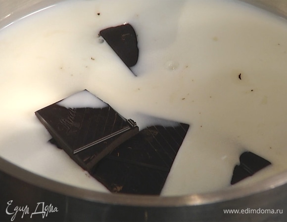В другой сотейник влить 100 мл молока, добавить темный шоколад, растопить.