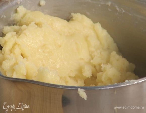 В смесь молока с маслом всыпать муку, быстро вымешать тесто.