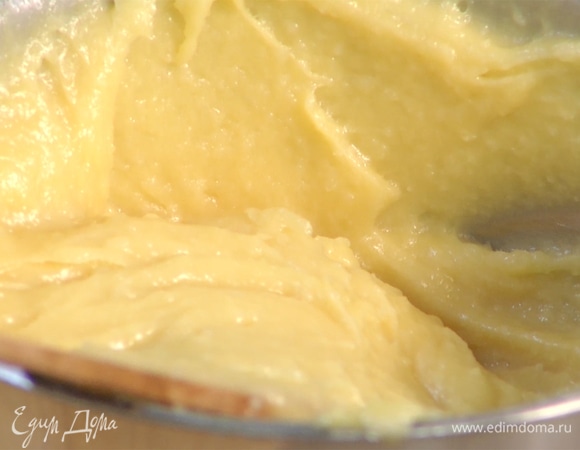 Когда тесто немного остынет, по одному ввести в него все яйца, каждый раз тщательно вымешивая смесь.