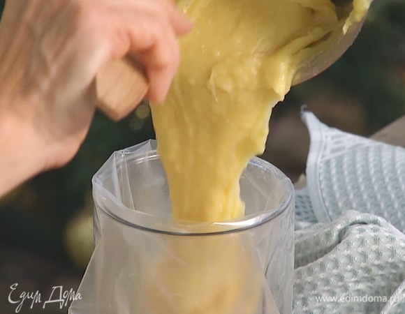 Готовое тесто переложить в кондитерский мешок, к нему присоединить насадку «звездочка».