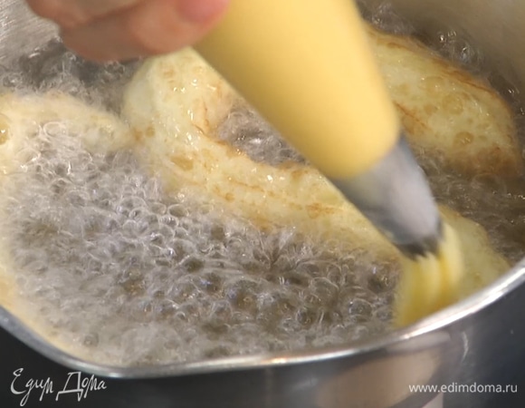 Разогреть в сотейнике растительное масло, в него порционно выдавить длинные, спиралевидные колечки теста из кондитерского мешка. Обжарить чуррос до появления золотистой корочки.