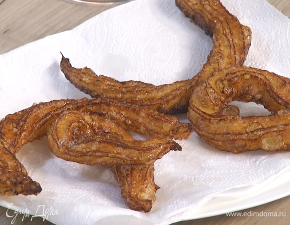 Готовые чуррос выложить на бумажные полотенца, чтобы убрать лишнее масло.