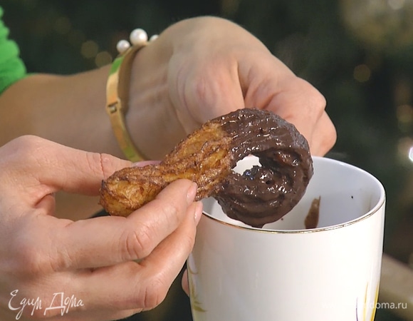 Десерт подавать с горячим шоколадом.