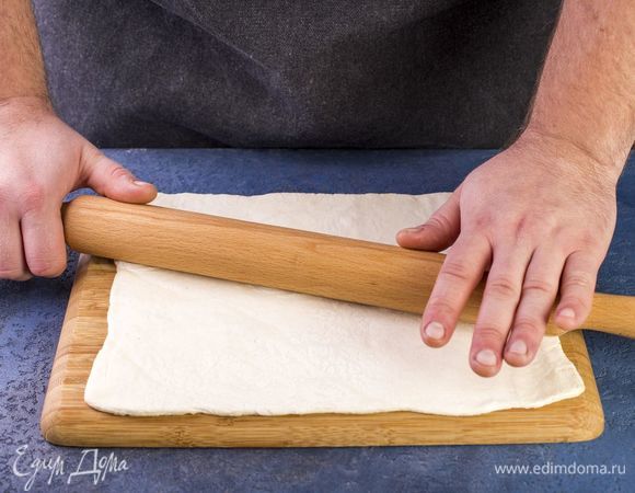 Раскатайте тесто.