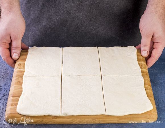 Разрежьте тесто на шесть одинаковых квадратиков.