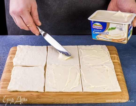 Каждый квадратик смажьте плавленым сыром Hochland «Сливочный».