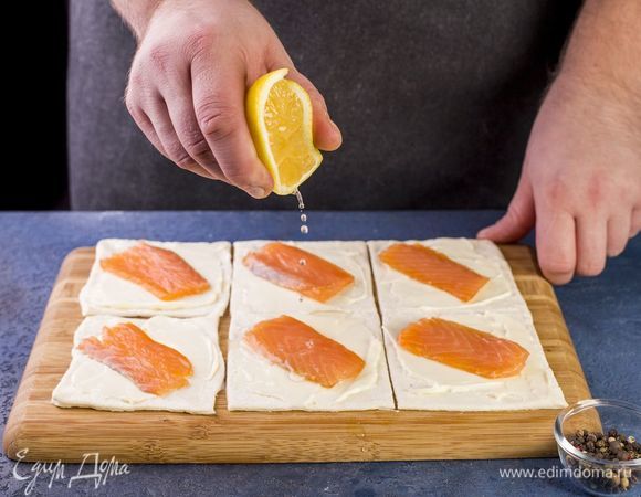 Выложите ломтик рыбы, сбрызните лимонным соком и поперчите.