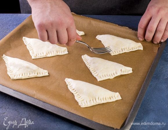 Края скрепите вилкой.