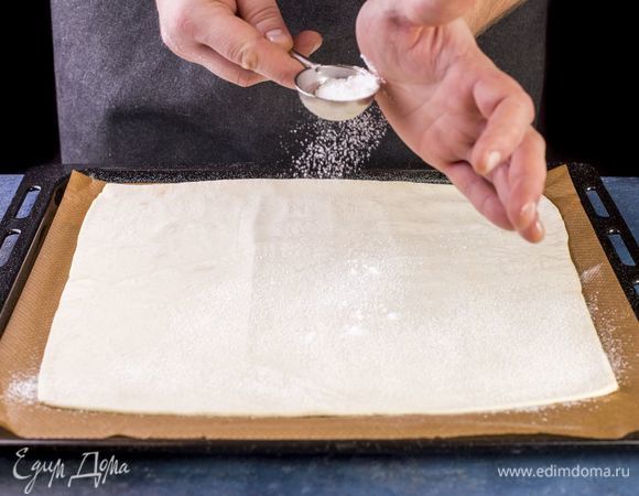 Выложите на противень, застеленный пергаментом, посыпьте сахарной пудрой.