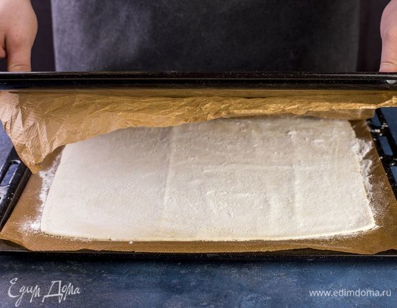 Поверх положите еще один лист пергамента, сверху поставьте противень, чтобы тесто не поднялось. Выпекайте в разогретой до 200°C духовке до готовности (около 20 минут).