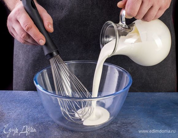 Взбейте сливки в крепкую массу.