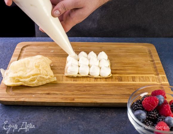 Готовое тесто остудите и нарежьте на равные части. Соберите десерт, чередуя слои: тесто, крем (при помощи кондитерского мешка)