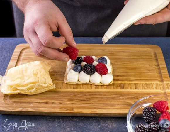 Затем выложите ягоды.