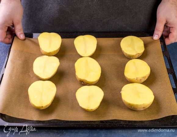 Картофель тщательно помойте, разрежьте на половинки. Запеките в духовке при 180°C до готовности при желании смазав растительным маслом.