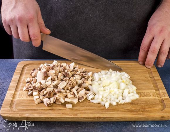 Шампиньоны мелко нарежьте, лук мелко порубите.