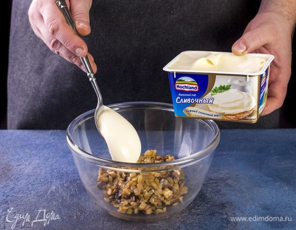 В готовые грибы добавьте плавленый сыр Hochland «Сливочный».