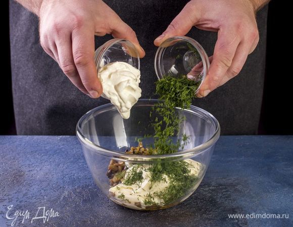 Добавьте сметану, мелко нарезанный укроп.