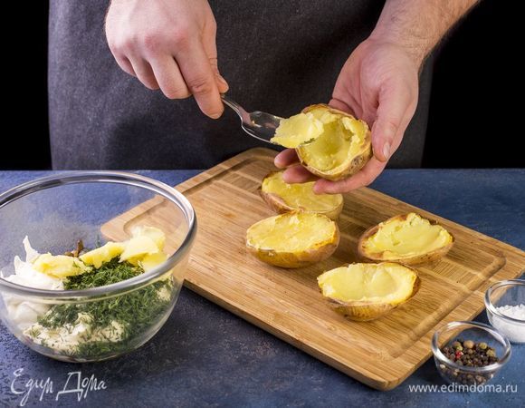 У половинок картофеля вытащите часть мякоти и добавьте к остальной начинке. Перемешайте.