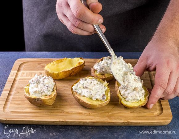 Получившейся смесью наполните половинки картофеля и выложите на противень, застеленный пергаментной бумагой. Выпекайте в духовке при 200°C около 5–10 минут.
