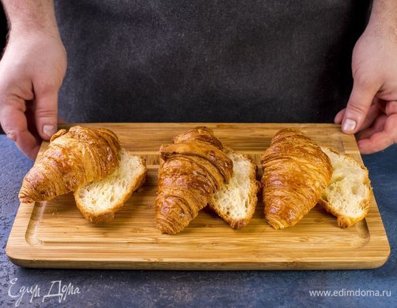Круассаны разрежьте пополам.