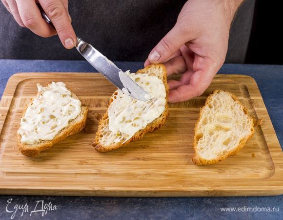 Смажьте круассаны получившейся сырной смесью.